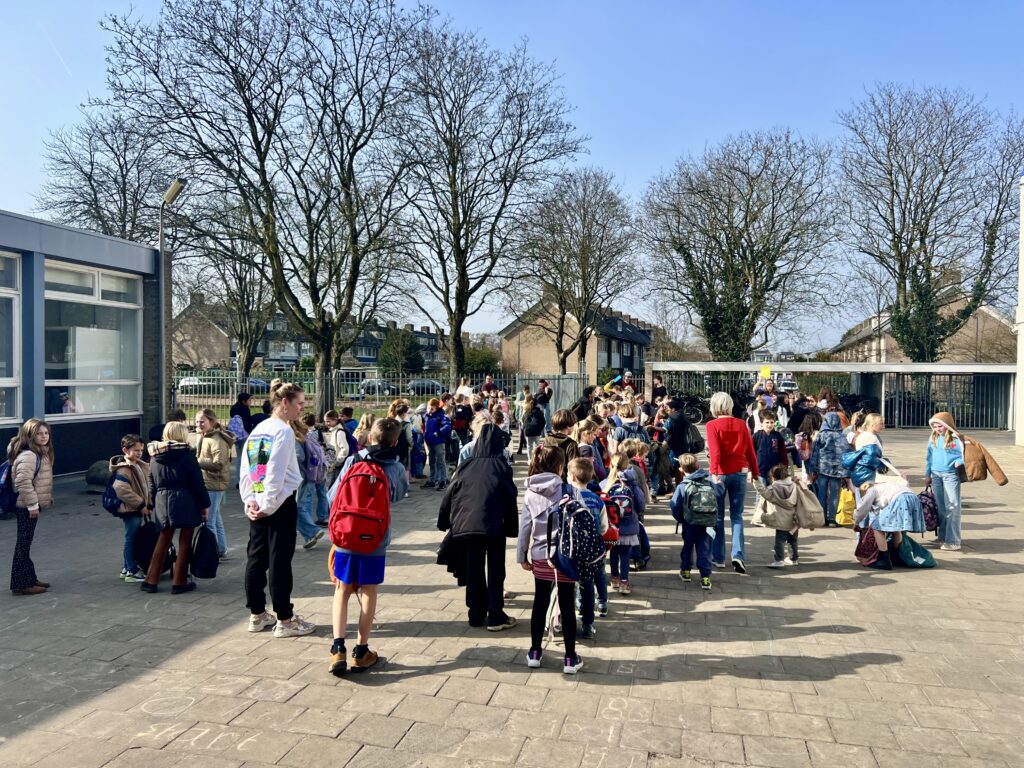 Aan het einde van de dag verzamelen alle busmaatjes zich weer in de rij voor hun eigen kleur bus om de reis terug naar Ulvenhout te maken